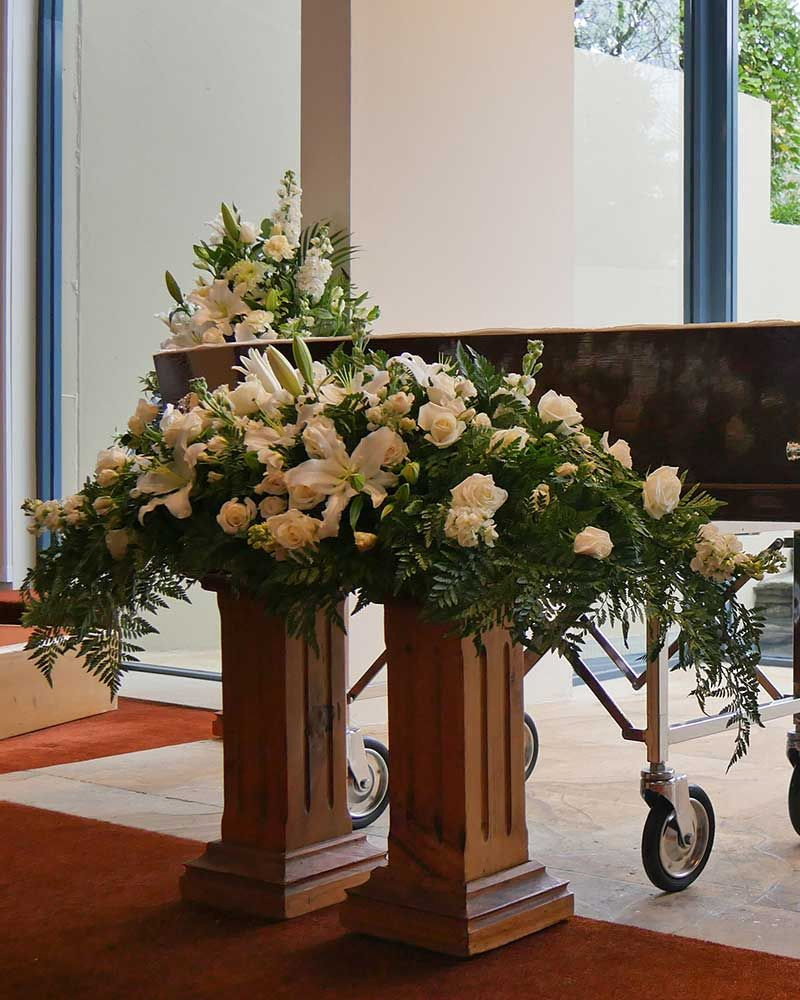 Nahaufnahme eines Bestattungssargs in einem Leichenwagen oder einer Kapelle oder einer Beerdigung auf einem Friedhof