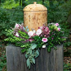 Holzurne und Blumenschmuck, Waldbestattung